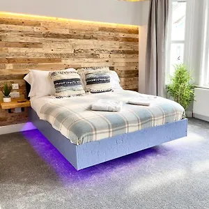 Cloud9 - By Coastline Retreats - Newly Renovated, Beautiful Ensuite Near Seafront In Town Centre, Netflix, Superfast Wifi, Communal Kitchen Gasthof