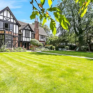 Tudor Grange Борнмут
